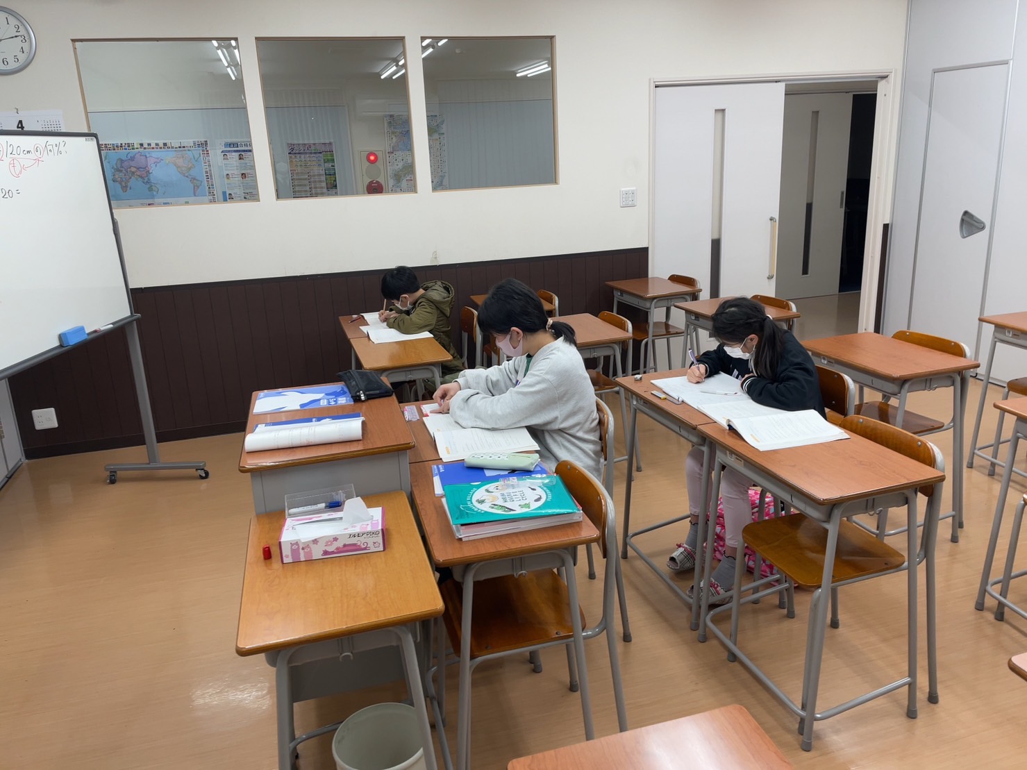 算数の難問に挑む小学5年生