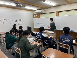 ジーニアス矢吹校で中学生に学習ポイントを指導する添田先生